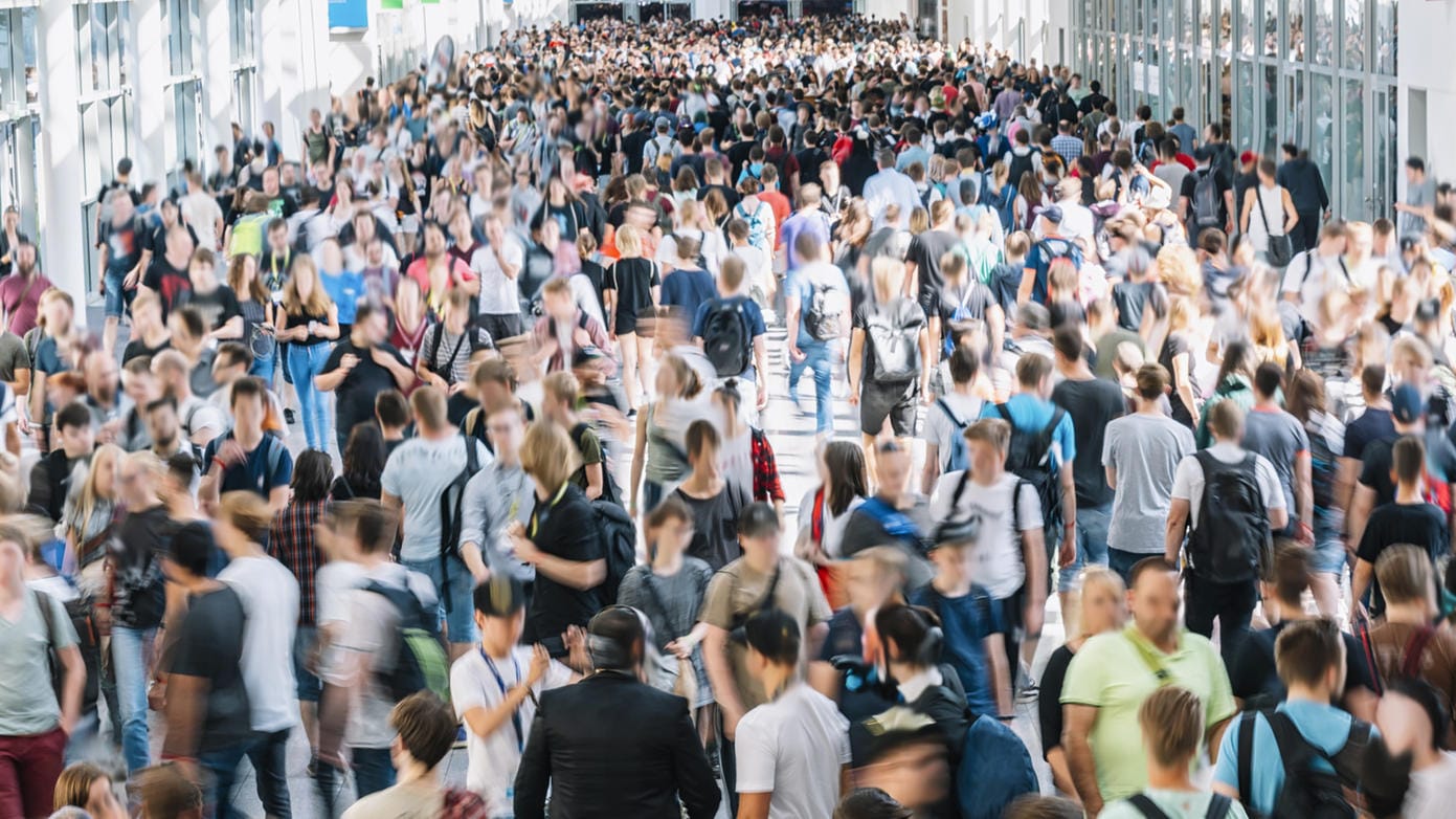 Menschenmasse: Bei Messen, Konzerten oder anderen Großveranstaltungen kommen viele Menschen zusammen, die sich gegenseitig infizieren könnten.