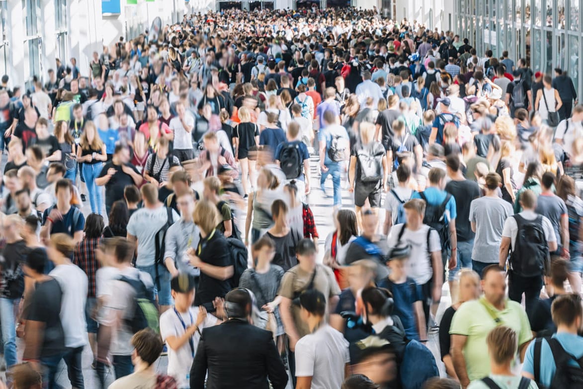 Menschenmasse: Bei Messen, Konzerten oder anderen Großveranstaltungen kommen viele Menschen zusammen, die sich gegenseitig infizieren könnten.