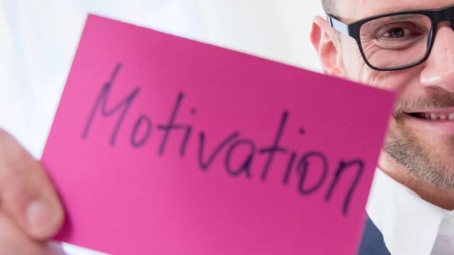 Lässt im Verlauf des Jahres die Motivation für gute Vorsätze nach, sollten sich Berufstätige auf bereits erreichte Erfolge konzentrieren.