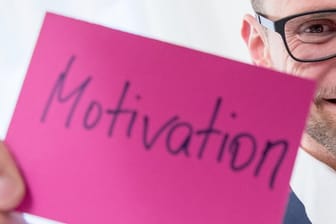 Lässt im Verlauf des Jahres die Motivation für gute Vorsätze nach, sollten sich Berufstätige auf bereits erreichte Erfolge konzentrieren.