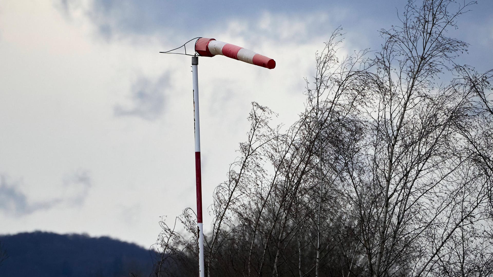 Windhose im Sturm: Bayern und Baden-Württemberg müssen sich am Donnerstagabend auf starke Sturmböen gefasst machen – mit Windgeschwindigkeiten von bis zu 130 Stundenkilometern.