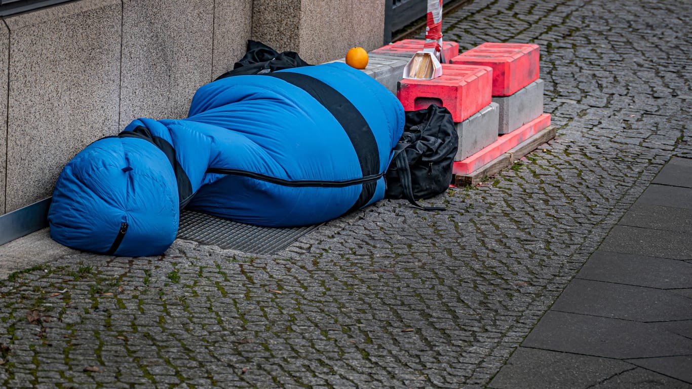 Eine Person in einem Schlafsack: Winter sind für Obdachlose eine harte Zeit.