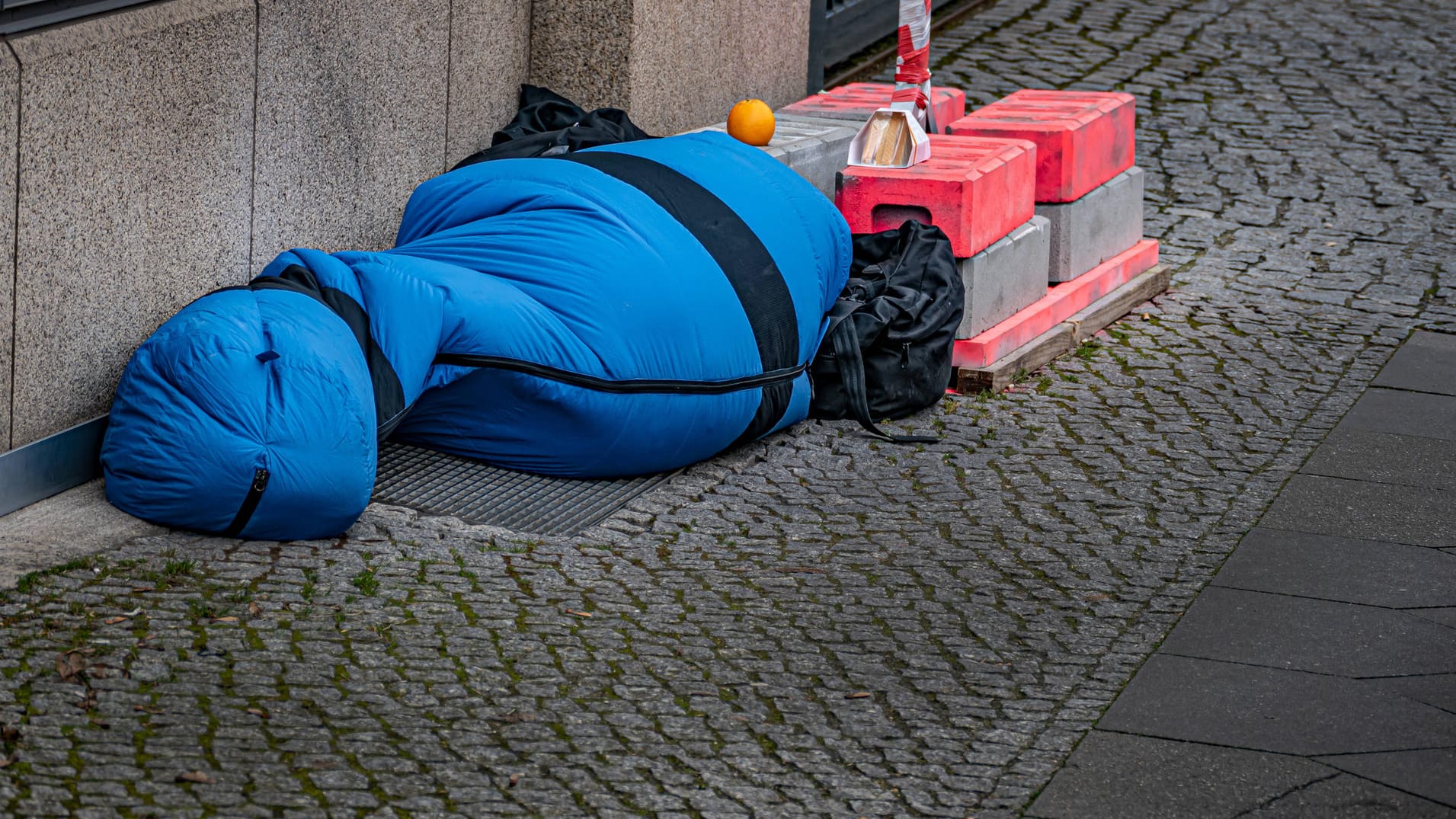 Eine Person in einem Schlafsack: Winter sind für Obdachlose eine harte Zeit.