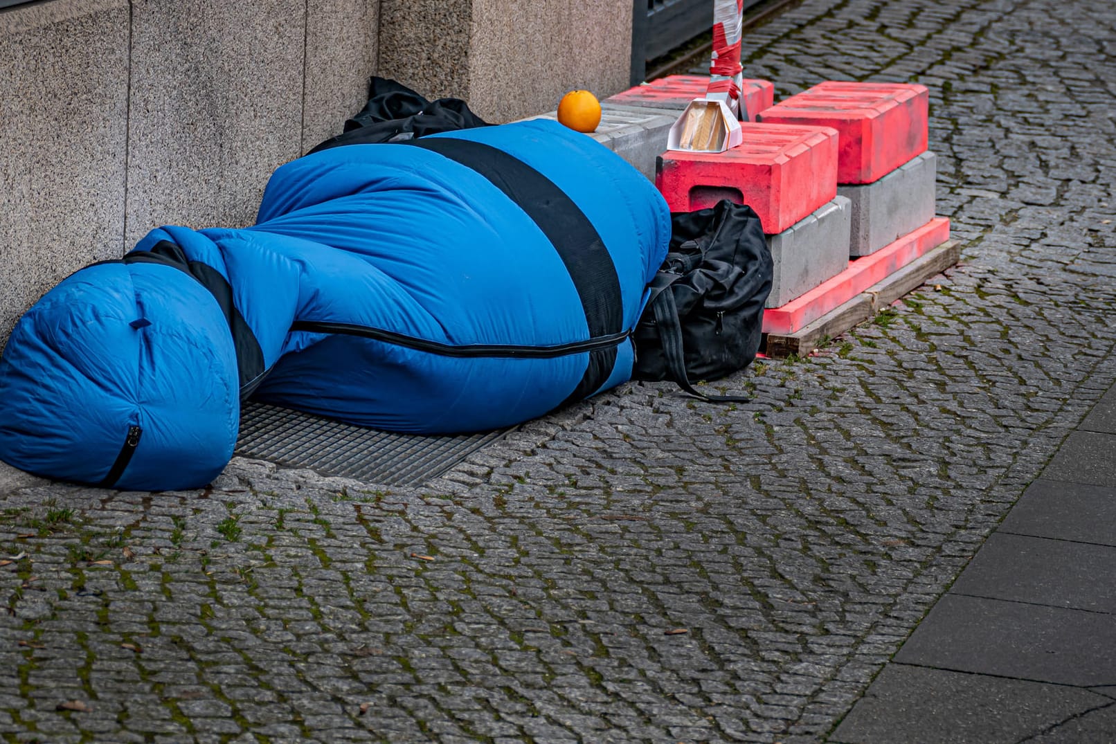 Eine Person in einem Schlafsack: Winter sind für Obdachlose eine harte Zeit.