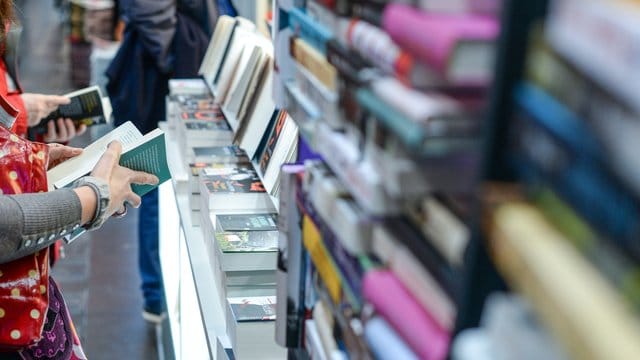 Bücher liegen am Stand eines Buchverlages auf der Leipziger Buchmesse (Archiv). Bücher liegen am Stand eines Buchverlages auf der Leipziger Buchmesse (Archiv).