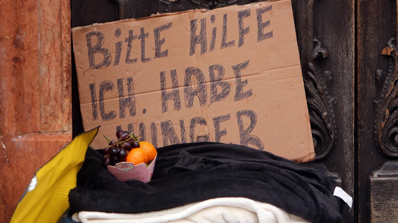 Ein Pappschild mit der Aufschrift "Bitte Hilfe, ich habe Hunger": In Karlsruhe haben rund 100 Menschen keinen festen Wohnsitz.