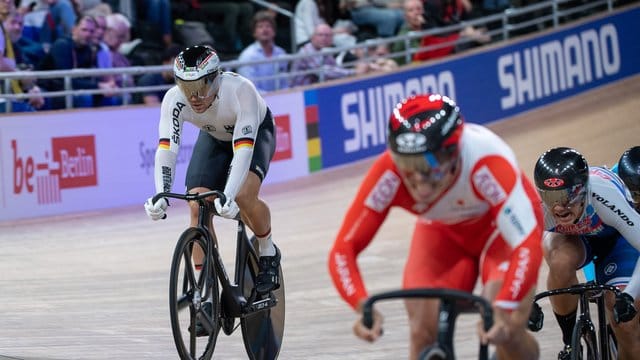 Maximilian Levy (l) scheidet im Hoffnungslauf für den Keirin-Wettbewerb aus.