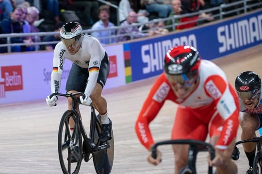 Maximilian Levy (l) scheidet im Hoffnungslauf für den Keirin-Wettbewerb aus.