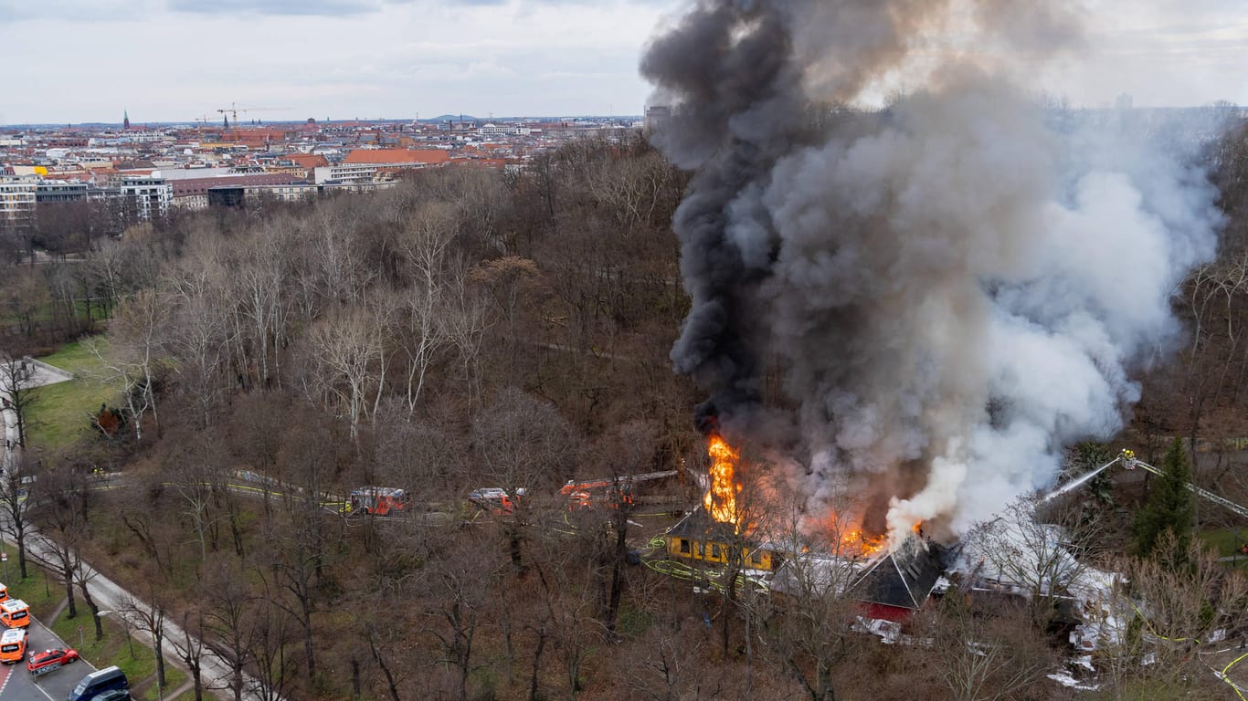Feuer im Volkspark Friedrichshain: Die Feuerwehr Berlin ist im Einsatz.