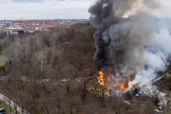 Feuer im Volkspark Friedrichshain: Die Feuerwehr Berlin ist im Einsatz.