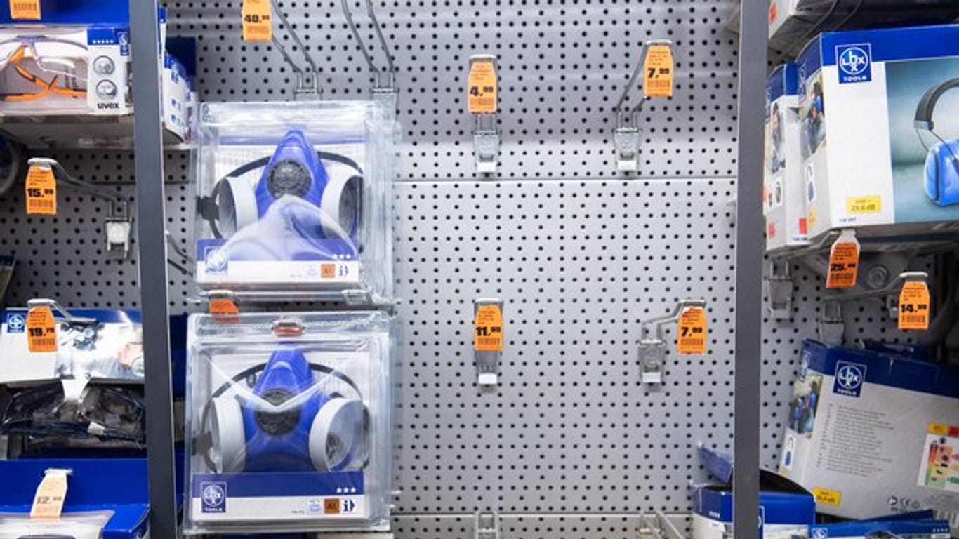 Fast ausverkauft: Atemschutzmasken in einem Baumarkt.