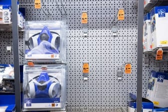 Fast ausverkauft: Atemschutzmasken in einem Baumarkt.