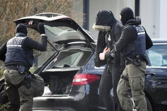 Ein Beschuldigter wird im Februar dem Haftrichter am Bundesgerichtshof vorgeführt: Die mutmaßliche rechte Terrorzelle soll Anschläge geplant haben.