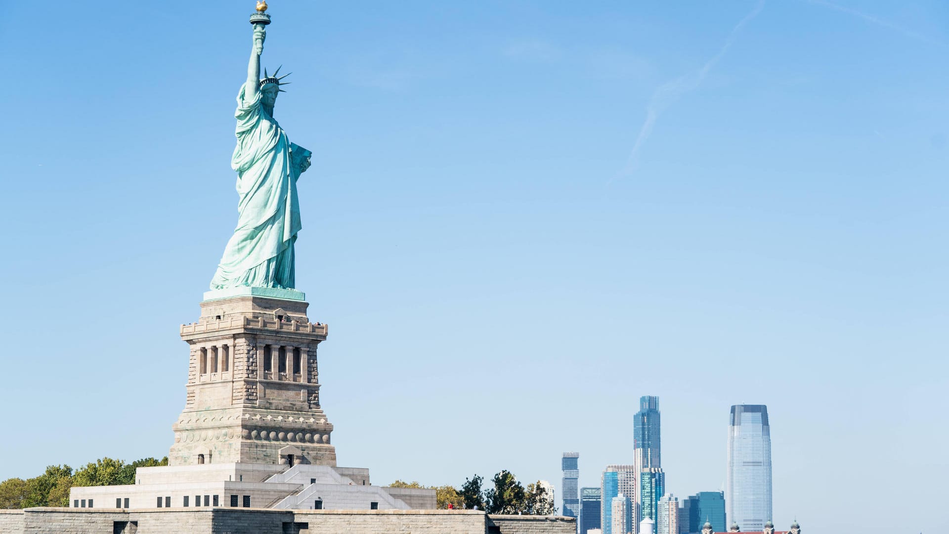 Die Freiheitsstatue und Manhattan: Fünf Hochschulen aus Ostwestfalen-Lippe eröffnen ein gemeinsames Büro in New York. Die Freiheitsstatue und Manhattan: Fünf Hochschulen aus Ostwestfalen-Lippe eröffnen ein gemeinsames Büro in New York.