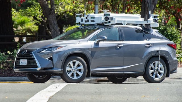 Ein Roboterwagen von Apple auf Probefahrt. Ein Roboterwagen von Apple auf Probefahrt.