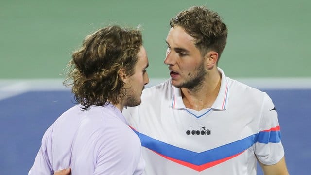 Jan-Lennard Struff (r) gratuliert Stefanos Tsitsipas zu seinem Sieg.