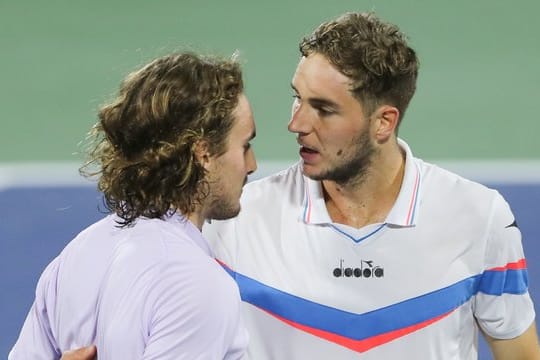 Jan-Lennard Struff (r) gratuliert Stefanos Tsitsipas zu seinem Sieg.