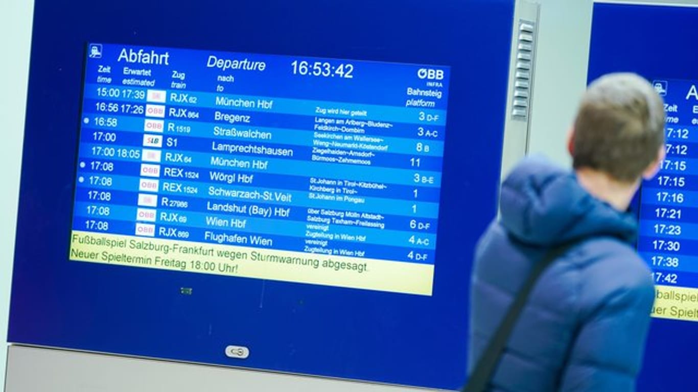 Eine Informationstafel der Österreichischen Bundesbahn informiert über die Spielverlegung in Salzburg.