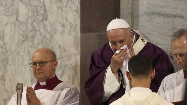 Papst Franziskus sagte eine Veranstaltung in Rom wegen "leichtem Unwohlsein" ab. Papst Franziskus sagte eine Veranstaltung in Rom wegen "leichtem Unwohlsein" ab.