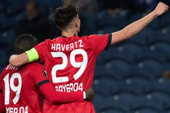 Moussa Diaby (l.) und Kai Havertz: Die Bayer-Profis bejubeln das 3:0.