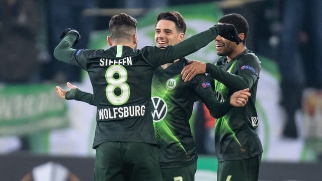 Die Wolfsburger Renato Steffen (l-r), Josip Brekalo und Wolfsburgs Paulo Otavio jubeln nach dem 1:0 nach Videobeweis.