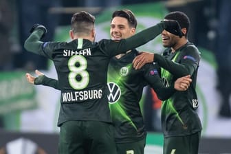 Die Wolfsburger Renato Steffen (l-r), Josip Brekalo und Wolfsburgs Paulo Otavio jubeln nach dem 1:0 nach Videobeweis.