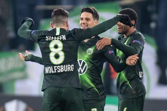 Die Wolfsburger Renato Steffen (l-r), Josip Brekalo und Wolfsburgs Paulo Otavio jubeln nach dem 1:0 nach Videobeweis.