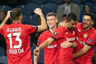 Die Leverkusener Lucas Alario (l-r), Daley Sinkgraven, Kerem Demirbay und Nadiem Amiri bejubeln das 2:0 beim FC Porto.