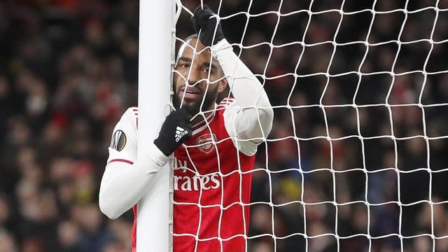 Alexandre Lacazette vom FC Arsenal hängt enttäuscht im Tornetz. Alexandre Lacazette vom FC Arsenal hängt enttäuscht im Tornetz.