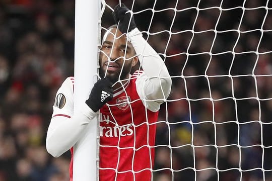 Alexandre Lacazette vom FC Arsenal hängt enttäuscht im Tornetz.