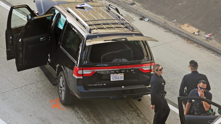 Der gestohlene Leichenwagen auf einer Autobahn in Los Angeles: Der Diebstahl endete nach einer Verfolgungsjagd mit einer Festnahme.