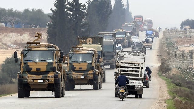 Ein türkischer Militär-Konvoi bewegt sich durch die syrische Provinz Idlib, die als letzte Rebellenhochburg gilt. Ein türkischer Militär-Konvoi bewegt sich durch die syrische Provinz Idlib, die als letzte Rebellenhochburg gilt.