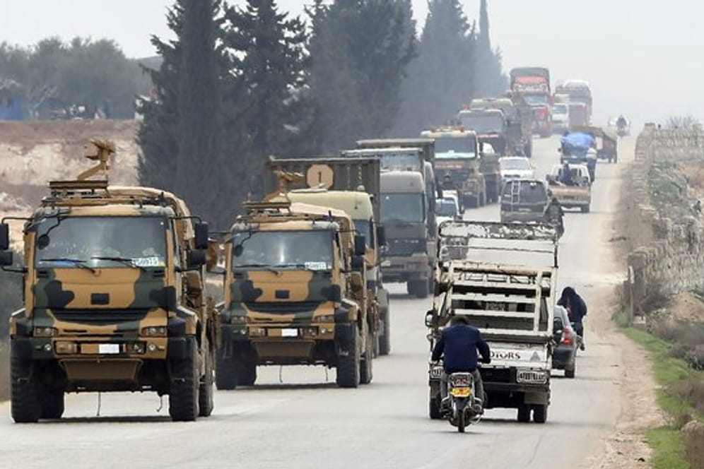 Ein türkischer Militär-Konvoi bewegt sich durch die syrische Provinz Idlib, die als letzte Rebellenhochburg gilt.