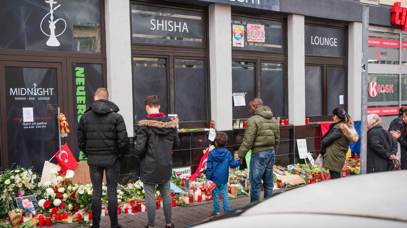 Trauernde am Tatort der Shisha-Bar in Hanau.
