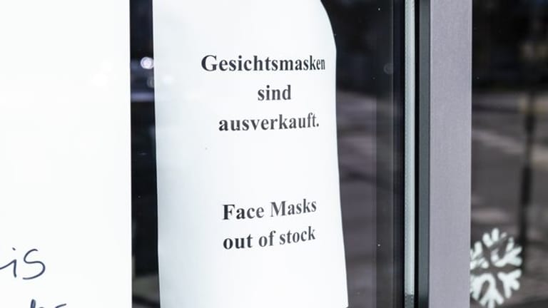 Eine Kieler Apotheke erspart ihren Kunden einen unnötigen Weg: "Gesichtsmasken sind ausverkauft - Face masks out of stock" heißt es neben der Eingangstür.