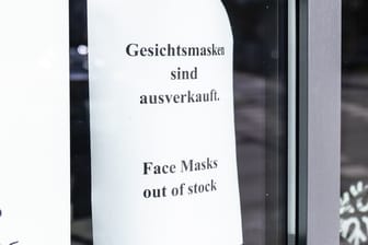 Eine Kieler Apotheke erspart ihren Kunden einen unnötigen Weg: "Gesichtsmasken sind ausverkauft - Face masks out of stock" heißt es neben der Eingangstür.