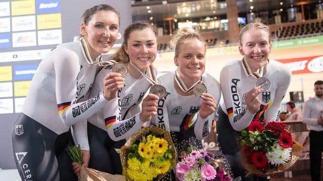 Posieren mit Bronze: Lisa Brennauer (l-r), Lisa Klein, Gudrun Stock und Franziska Brauße.