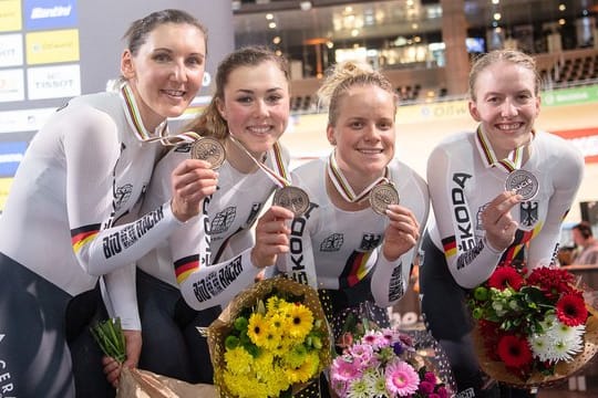 Posieren mit Bronze: Lisa Brennauer (l-r), Lisa Klein, Gudrun Stock und Franziska Brauße.