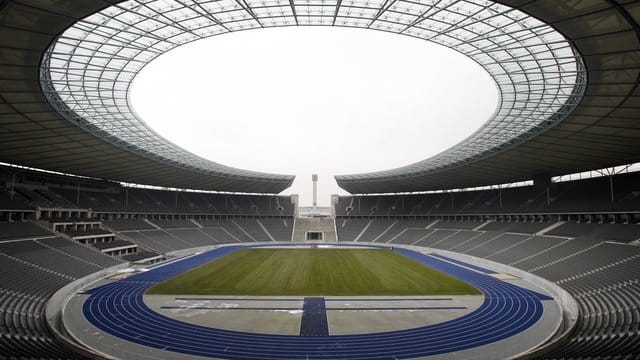 Im Falle einer Gefährdung von Spielern und Zuschauern können nur die lokalen Gesundheitsbehörden ein Spiel absagen. Im Falle einer Gefährdung von Spielern und Zuschauern können nur die lokalen Gesundheitsbehörden ein Spiel absagen.
