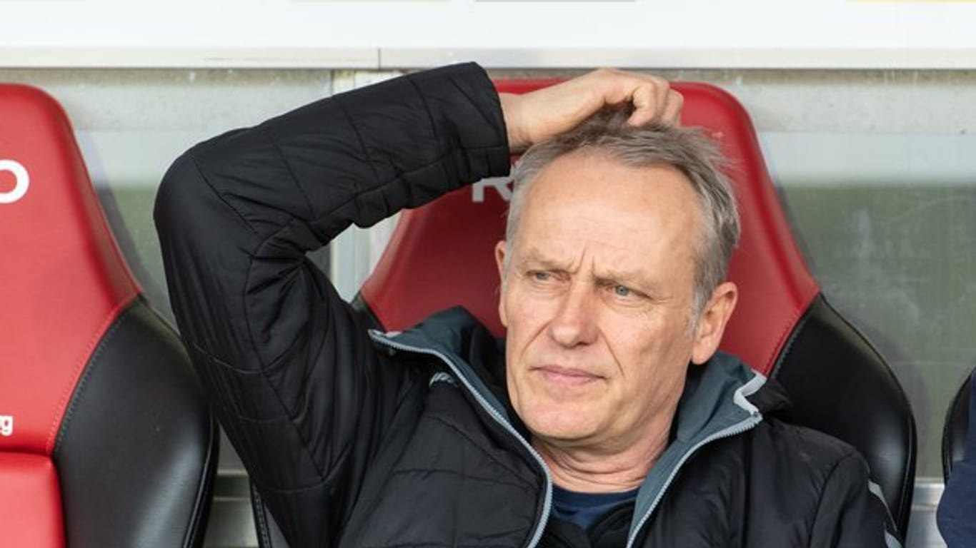 Hände werden zur Zeit beim SC Freiburg nicht geschüttelt, teilt Trainer Christian Streich mit.