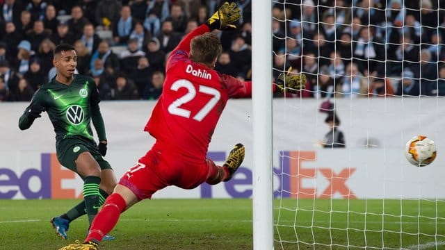 Wolfsburgs Joao Victor (l) schießt das Tor zum 0:3 gegen Malmös Torwart Johan Dahlin.