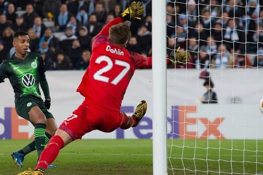 Wolfsburgs Joao Victor (l) schießt das Tor zum 0:3 gegen Malmös Torwart Johan Dahlin.