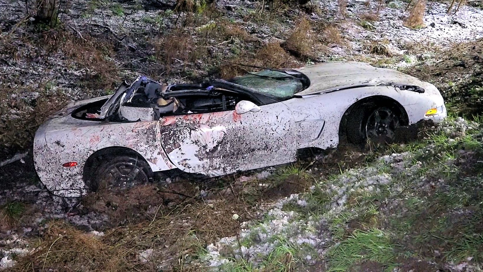 Autobahn 67: Das Dach des Unfallwagens Autos ist abgerissen.