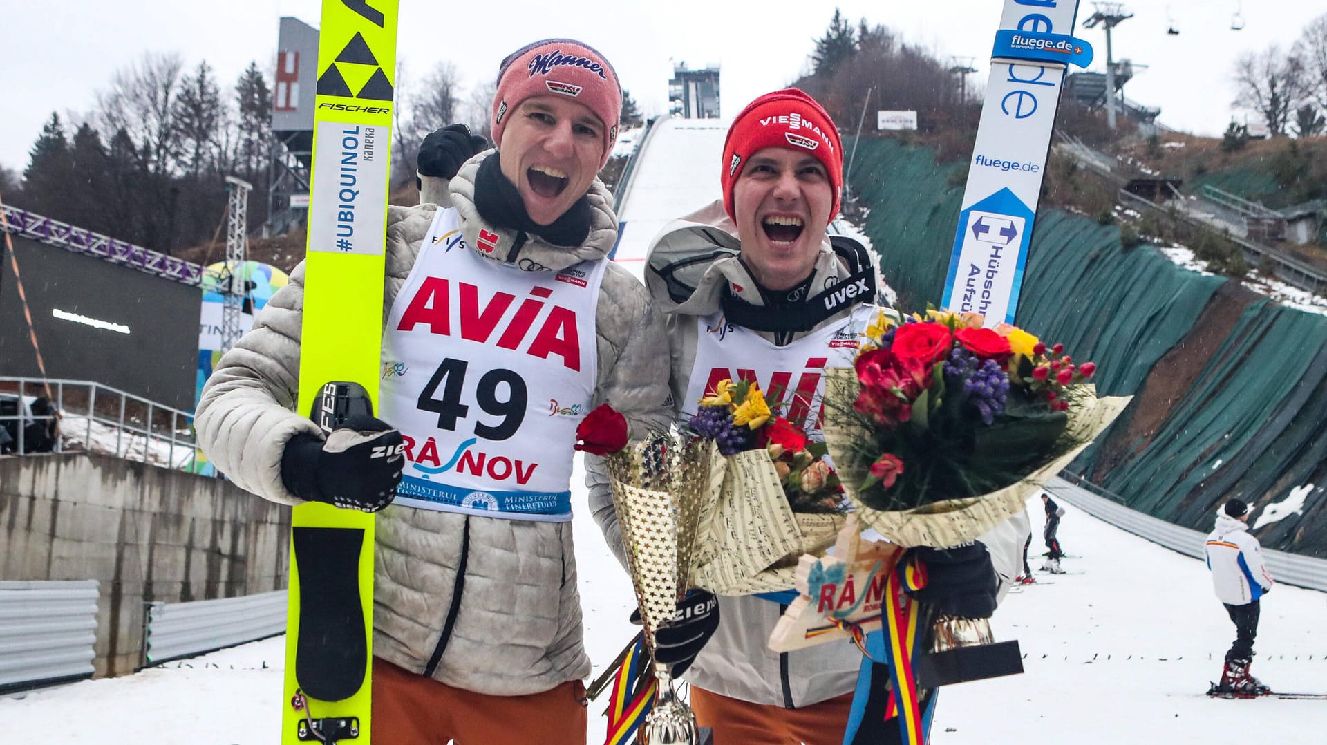 Rasnov: Karl Geiger (l.) strahlte als Sieger, Teamkollege Stephan Leyhe wurde Zweiter.