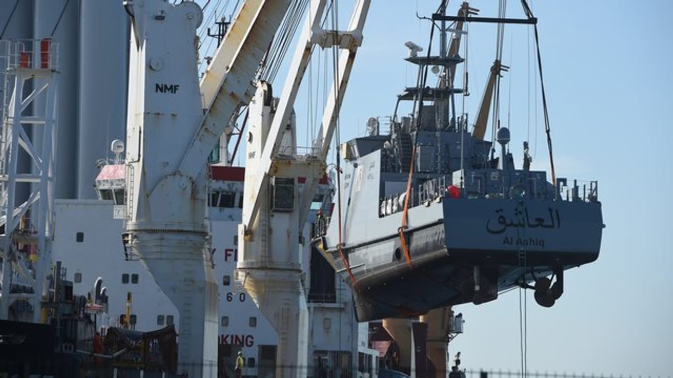 Ein Küstenschutzboot für Saudi-Arabien wird in Sassnitz auf ein Transportschiff verladen (Archiv).