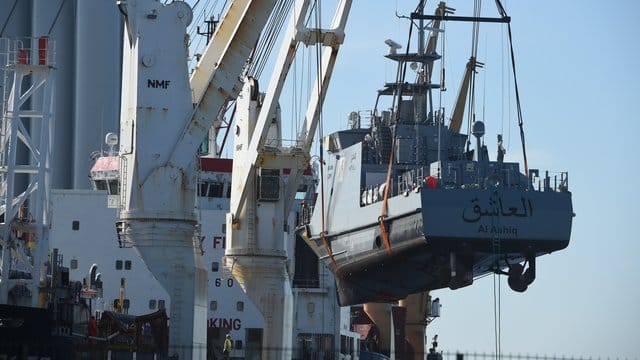 Ein Küstenschutzboot für Saudi-Arabien wird in Sassnitz auf ein Transportschiff verladen (Archiv). Ein Küstenschutzboot für Saudi-Arabien wird in Sassnitz auf ein Transportschiff verladen (Archiv).