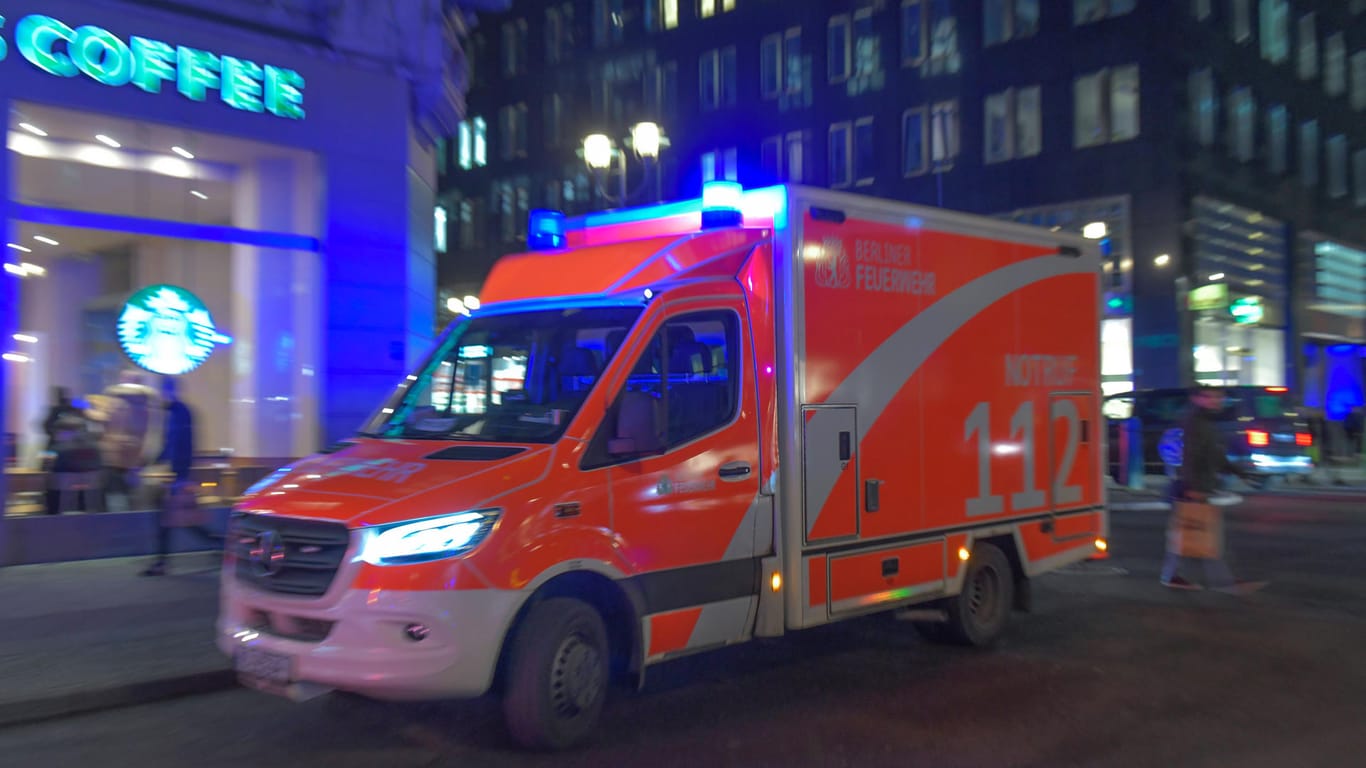 Rettungswagen der Berliner Feuerwehr (Symbolbild): In Alt-Hohenschönhausen hat es einen Wohnungsbrand gegeben.