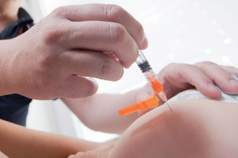 Ein Arzt impft ein Kind in den Oberschenkel: Ab März müssen Eltern belegen, dass ihr Kind gegen Masern geimpft ist – sonst darf es nicht in den Kindergarten.