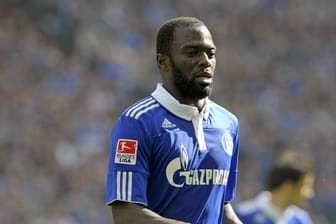 Hans Sarpei: Der Verteidiger spielte von 2010 bis 2012 beim FC Schalke 04 und möchte nun in den Verein zurückkehren.