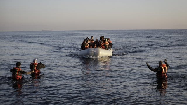 Freiwillige Helfer nehmen auf der griechischen Lesbos ein kaum seetüchtiges Gummiboot mit Flüchtlingen aus der Türkei in Empfang. Freiwillige Helfer nehmen auf der griechischen Lesbos ein kaum seetüchtiges Gummiboot mit Flüchtlingen aus der Türkei in Empfang.